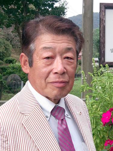 ”自然を食す”をテーマに山口で農（脳）業をしています。牧場（肉用牛４００頭)バーベーキュハウス”　フアイヤーヒル”　(ステーキハウス）の主宰をしています。ペットで馬（ポニー）を１３頭飼っています。 自然だい好き人間です！！