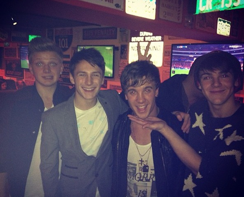 We love Sam Callahan and District 3, they are perfect ;] TO PROMOTE THEM WE ARE DOING A FLASH MOB FOLLOW AND TWEET TO GET INVOLVED