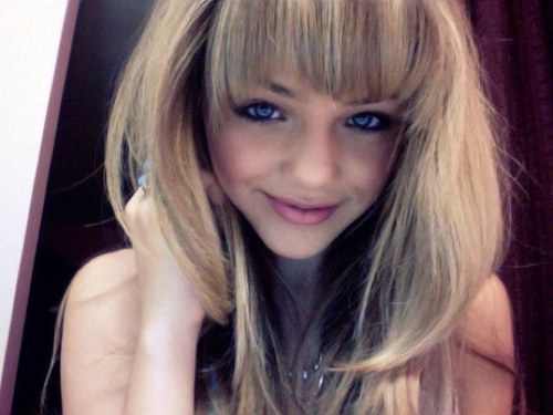 I'm Amanda. I'm 16.My brother is Wyatt and his dorky 'friend' is Crash. My sisters are Cleo and Jasmine. I'm single. (RP)