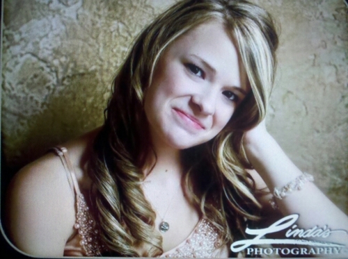 abbyepperson's profile picture. Artist | Singer| Dreamer | Nerd |                                          Sister | Single Mom |                         Liam Wayne 2•26•17 👩‍👦❤️