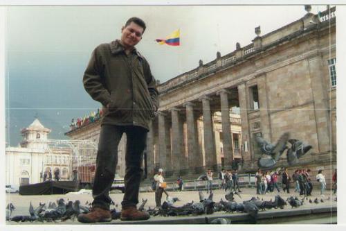 Soy escritor, profesor y conferencista, he vivido en mas de 20 ciudades en el país, estoy untado de todos los dialectos, amo a mi patria como niguno.