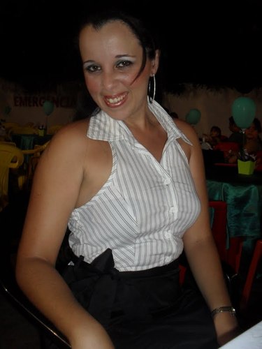 Amo música , dança, maquiagem, filme coméda romantica, sair com minhas filhas e tomar um bom vinho acompanhado de queijos finos....