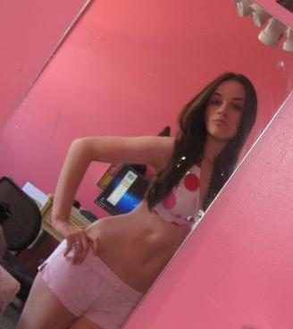 Go view my naked pics http://t.co/3FEweuRY93