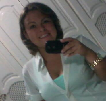 Sou uma mulher querendo viver a minha vida na paz e na tranquilidade!! :-))
