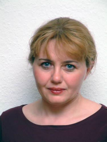 Geboren in Sofia, Bulgarien, Studium an der Musikhochschule Sofia, Arbeit seit 1990 in Deutschland. 2 Kinder, verheiratet.
