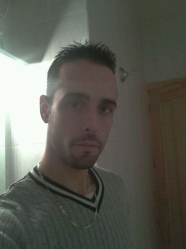conductor de vehiculos pesados pero n paro.......jugador de fútbol en Rayo Escalonilla...m ncanta l deporte ...bici ..futing...futbol sala ....etc