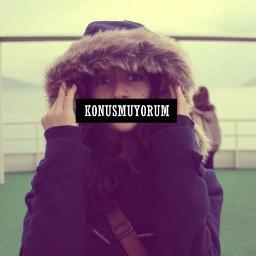 Burç yorumu yapar, aforizma kasar. Çok konuşmaz, boş konuşmaz, öz de konuşmaz. Tamam konuşmuyorum, sustum amk.