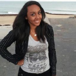 Bienvenue voici mon 1er son http://t.co/GVHvSu1Y
Mon 2ème https://t.co/PxZ7MKSq
Que vos remarques soit positive ou négative c comme ca qu'on avance #Chanteuse