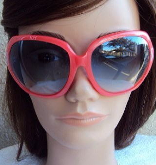La'Vise Sun'neez Sunglass line provide a bold fashion sense, while creating an equally bold sense of awareness for women battling breast cancer across the world