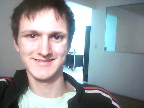 I love making friends and keep my old ones close, upload many photos, and enjoy time with family.