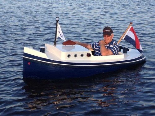 geboren in de voorstad van Londen.Was werkzaam als vertegenwoordiger. Wonend in Harlingen