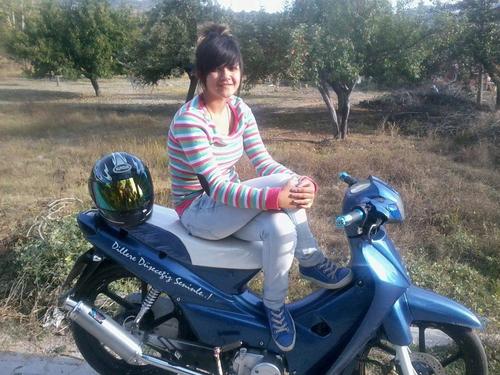 AŞK KAPIYI ÇALDIĞINDA HEMEN AÇMA.BAZILARI,ÇOCUKLAR GİBİ  ZİLE BASIP KAÇIYOR...:):)