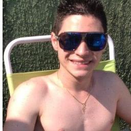 18 anos, brasileiro, solteiro, técnico em administração, cursando jornalismo. Guiado por aquele que é e que há de vir, o Todo-Poderoso.