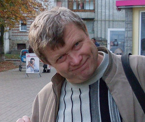 Романтик, поет, інженер. Люблю друзів, рибалку, походи на природу, хороше вино. Не люблю заздрість, брехню, політику.