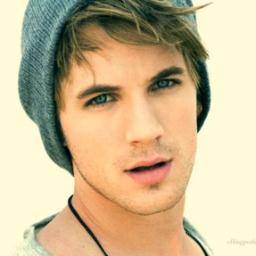 Just a lost boy who is in need of a new master. Cheeky, obedient and always happy. [ 18+ RP / bi ]