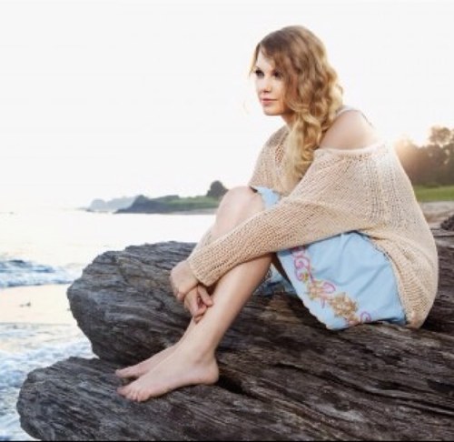 I LOVE @taylorswift13 taylors my IDOL!! Lets keep dancin like were 22! SPEAK NOW! I LOVE LOVE LOVE TAYLOR SWIFT & CATS! I KNIT SWEATERS YO - T-Swizzle!