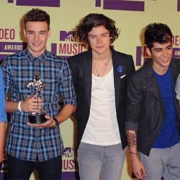 One Direction es una band británica-irlandesa compuesta por HStyles LPayne LTomlinson NHoran y ZMalik 5 chicos qué cambiaron la vida de todas las directioners.