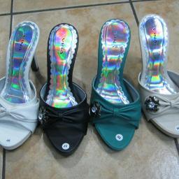 menjual berbagai macam sepatu cowok,sepatu cewek,tas,dan pernak pernik yang lucu...bisa sms ke 085608030497 atau pin bb by request