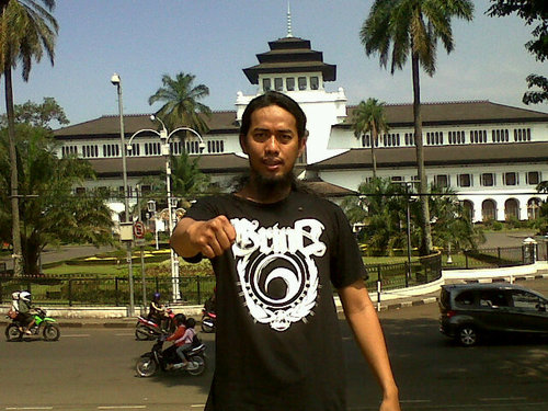 Born 29/05/78 Owner @GRINDWEAR
 Married w/ @chacadzaki Owner @grinder_kids
 drummer QISHASH @LickedTorment 081318333488 / 085711844222 Quit Smoking Since 2001