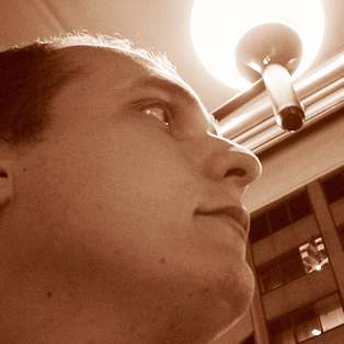 Desenvolvedor de Softwares, aficcionado por tecnologias e leitor compulsivo de RSSs (Gizmodo, LifeHacker...), enfim, um doido varrido.