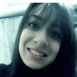 ' Sou uma garota como outra qualquer,insegura, gosto de sonhar e imaginar além do que eu possa viver.