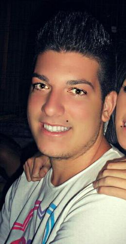 la vida tiene cuatro fases amar, sufris ,luchar y ganar el q ama sufre el qe sufre lucha y el q lucha gana