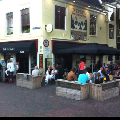 Gezellig, sfeervol bruincafé met zonnig terras.. Kleine hoogstraat 2