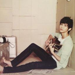 อันยอง~ ผม ซง ซึงฮยอน เจ้าชายกบแห่ง FT Island ฟอลผมมาเยอะๆน่ะครับ :)) แล้วผมจะเล่นกีตาร์ให้คุณฟัง