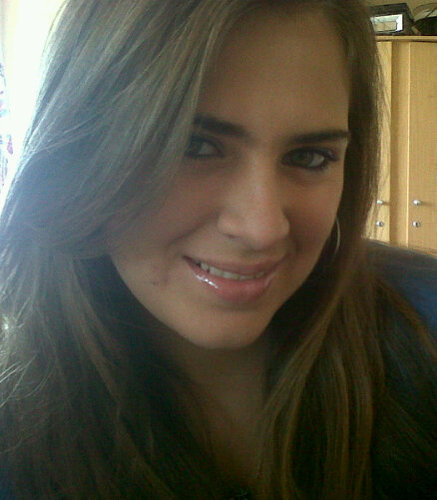 VerY frIendlY ,, biG on giVing CompliMenTs... AlwayS smiling ,, love music ,, love meeting new people!! CaRzy and loviNg it *