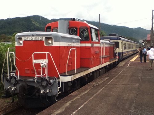 No one can make you feel inferior without your consent.
　　　　　旅・登山・鉄道をこよなく愛し、世の中というものを斜に構えた態度で見ている「あまのじゃく」