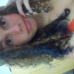 Uma pisiana meio chatinha , 14 anos , complicada  ,  meio viciada em brigadeiro hehi'