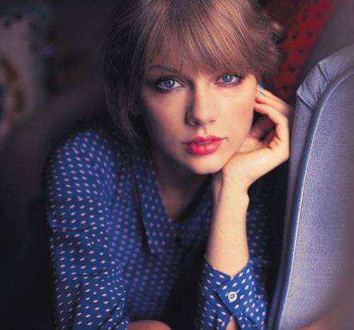 13-12-1989 born some baby and her mother give name 'Taylor Alison Swift'..old she look like a sucks girl.but now,magic come to her!