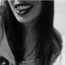 Basicamente? Musica, cookie, role, BMTH, mosh e odeio a minha geração :) Follow me?