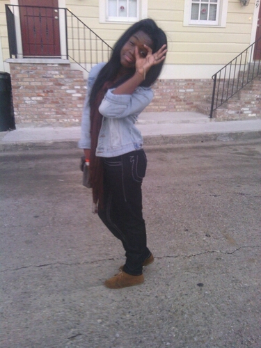 im tht girl who like to be out standing wat you didnt kno ^_^