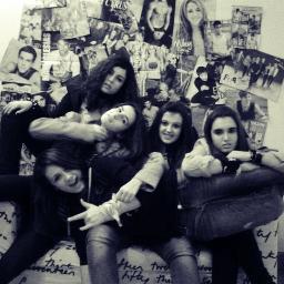 Hi! We are @LurshyHerondale, @izaskun85, @geno1024payne, @ainize_tururu and @irelues. #LWWY Aren´t you Raro yet?