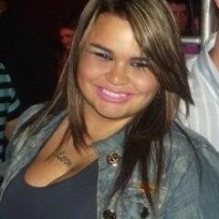 Uma loira gente fina, que adora uma curtição, patoense, 16, flamenguista, geminiana,  animadíssima, sorridente, sonhadora, de bem com a vida, Deus meu tudo!! 3