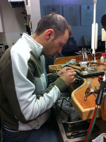 sieraadatelier's profile picture. Ontwerpen en vakkundig vervaardigen van sieraden. Familiebedrijf sinds 1795. Uw adres voor reparaties van alle mogelijke sieraden horloges en klokken.