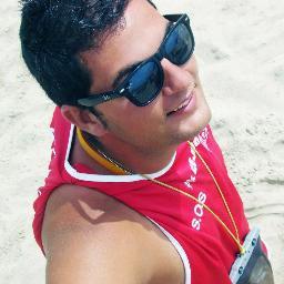 Socorrista acuático, desarrollador de aplicaciones informáticas y artista marcial adicto al skateboarding, los gadgets y la tecnología.