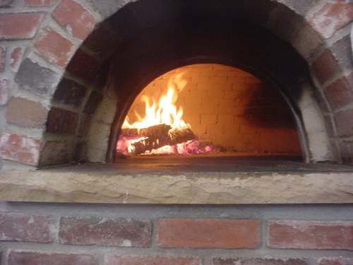 DEE'S WOOD FIRED PIZZA + kitchen