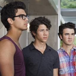am just an ordinary girl who LOVES to let loose have fun n jonas brothers!!!