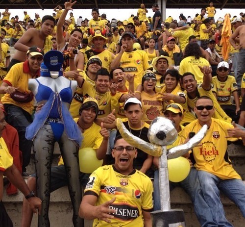 SUR CLARA LA BANDA DE ARRIBA de la Carlos Muñoz Nosotros comenzamos la OLA con el Mocho!! alentando al Barce de Pecho Somos Hinchas NO delincuentes.