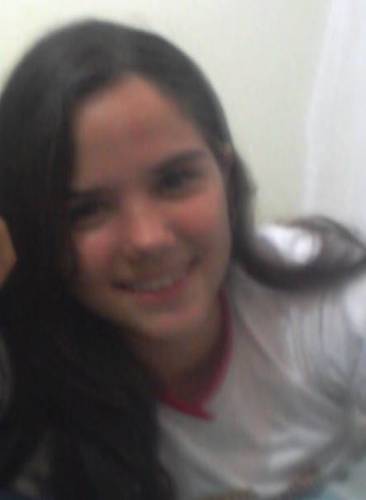 oi, pra começar vou falar um pouco de mim.
 Eu gosto de estudar, sair com amigas, sou casada, aproveito cada momento do meu dia sempre com um sorriso no rosto .
