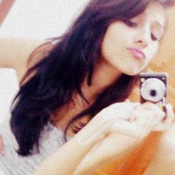 Sigo em frente e cuido o meu percurso. Cultivo aqueles que me fortalecem. Não necessito de criticas, sem diferenças. Além de mim e sobre nós a critica é aceita.