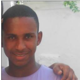 Sorria bonito e deixe os outros quererem descobrir qual é o segredo que faz você rir.