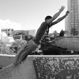 Practicante del arte del desplazamiento Parkour