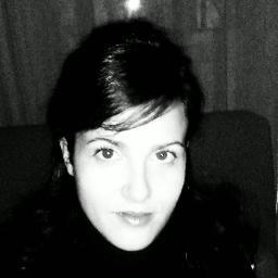 Arquitecta técnica, profesora, cinéfila, lectora, la música me acompaña, me escapo al campo y no mato el tiempo, lo uso como condimento.