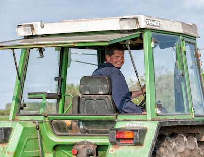 Boer Berend. Grasmaaien, beesten voeren, mesten en lekker op het land rijden. Gastheer bij @boerenbed.