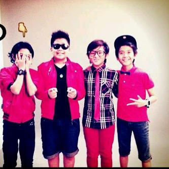 Yang COmate, ayo buruan follow. Ada pencarian admin dan open follback kalo followers nya udah 300+ Ayo follow terus...