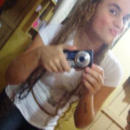 Sou uma menina muito alegre,simpática apaixonada por música e que ama fazer novas amizades!!