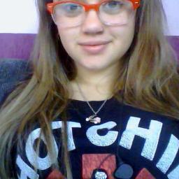 Beatriz Righetti, 14 anos, canceriana, não consigo ser discreta, falo alto. Confiante. Contraditória.Cicatrizes. Histórias. Eu me viro. Tudo certo como 2+2=5.